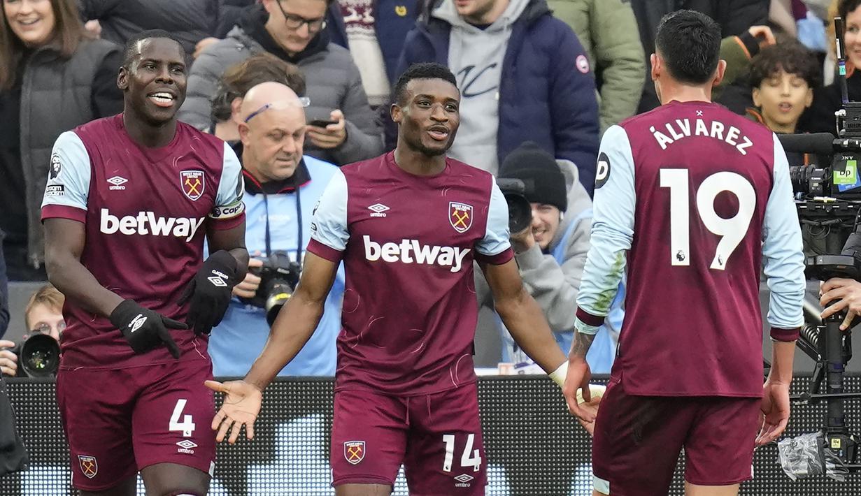 Selebrasi gelandang West Ham United, Mohammed Kudus (tengah) setelah mencetak gol kedua timnya ke gawang Manchester United pada laga pekan ke-18 Liga Inggris 2023/2024 di London Stadium, London, Sabtu (23/12/2023). (AP Photo/Kirsty Wigglesworth)