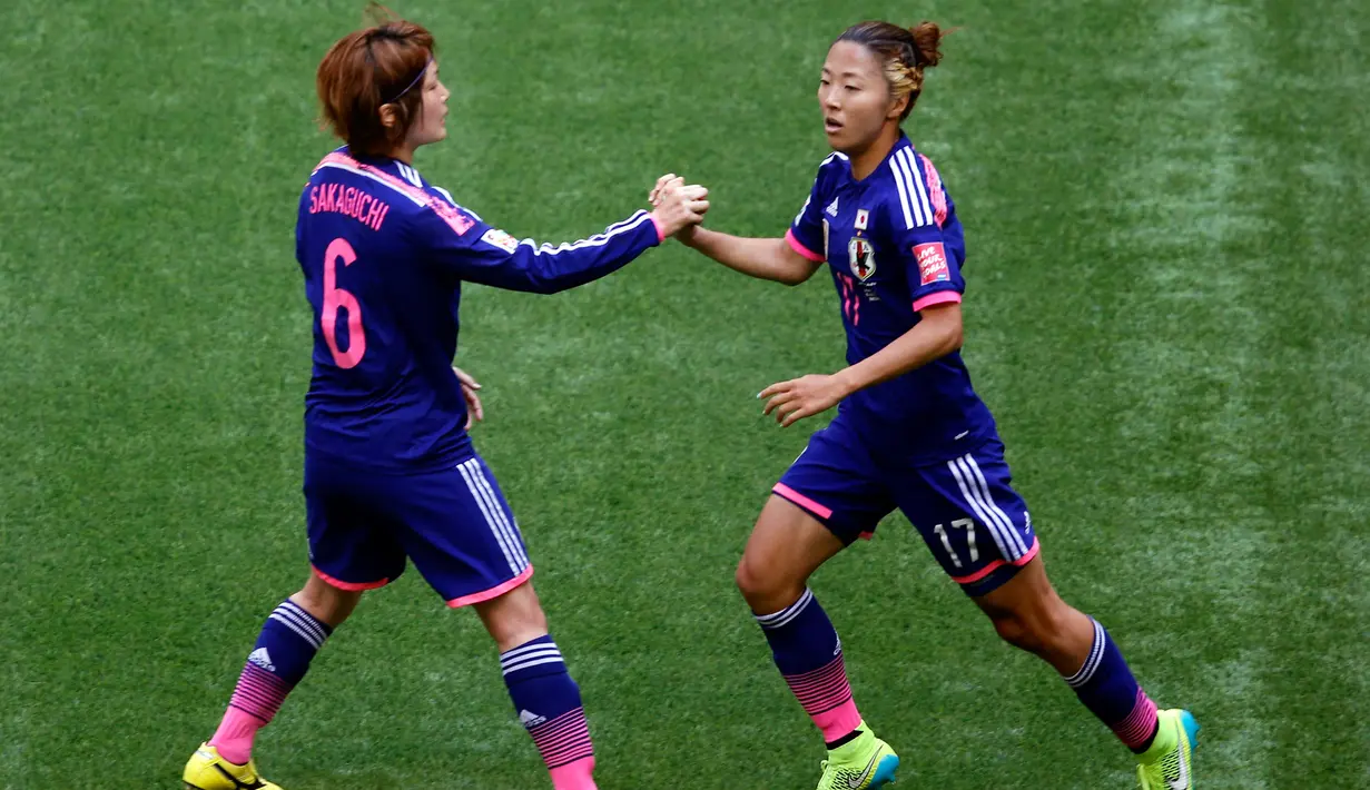 Penyerang Jepang, Yuki Ogimi (kanan) melakukan selebrasi bersama Mizuho Sakaguchi usai mencetak gol di final Piala Dunia wanita di BC Place, Vancouver, Kanada, Senin (6/7/2015). Amerika mengalahkan Jepang dengan skor 5-2. (Reuters/Erich Schlegel)