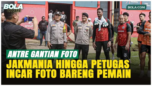 Momen Jakmania dan Polisi Foto Bareng Pemain Persija Jelang Lawan Persib