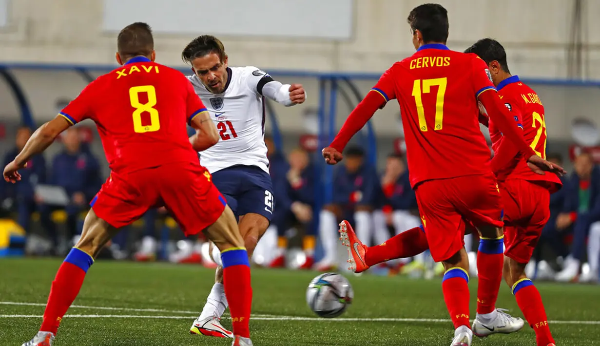 Pemain Inggris Jack Grealish (tengah) mencetak gol ke gawang Andorra pada pertandingan kualifikasi Grup I Piala Dunia 2022 di National Stadium, Andorra la Vella, 9 Oktober 2021. Inggris menang 5-0. (AP Photo/Joan Monfort)