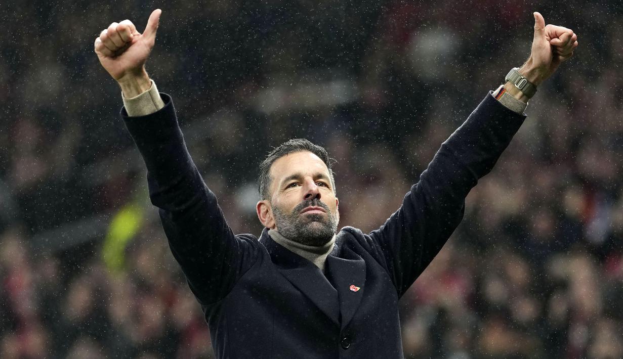 Pelatih interim Manchester United, Ruud van Nistelrooy merayakan kemenangan timnya atas Leicester City dalam laga lanjutan Liga Inggris 2024/2025 di Old Trafford, Manchester, Inggris, Minggu (10/11/2024). (AP Photo/Jon Super)
