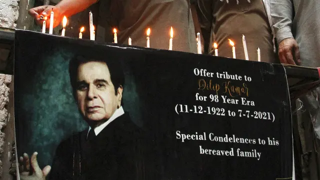 Duka warga Pakistan atas meninggalnya Dilip Kumar. (AP Photo/Muhammad Sajjad)