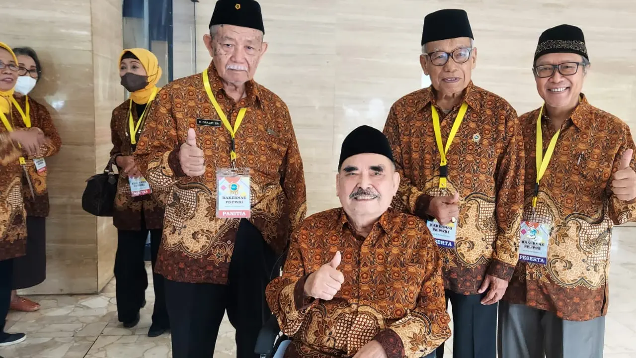 Mantan Ketum PWRI, Haryono Suyono (tengah) dan Pengurus (Istimewa)