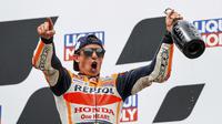 Pembalap Marc Marquez bersorak usai penyerahan medali pada balapan MotoGP di Sirkuit Sachsenring, Hohenstein-Ernstthal, Jerman, Minggu (20/6/2021). Marc Marquez mempertegas status sebagai raja Sachsenring usai memenangkan MotoGP Jerman 2021. (Jan Woitas/dpa via AP)