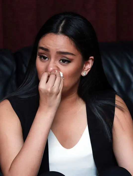 Angel Pieters menyeka air matanya yang menetes. (Deky Prayoga/Bintang.com)