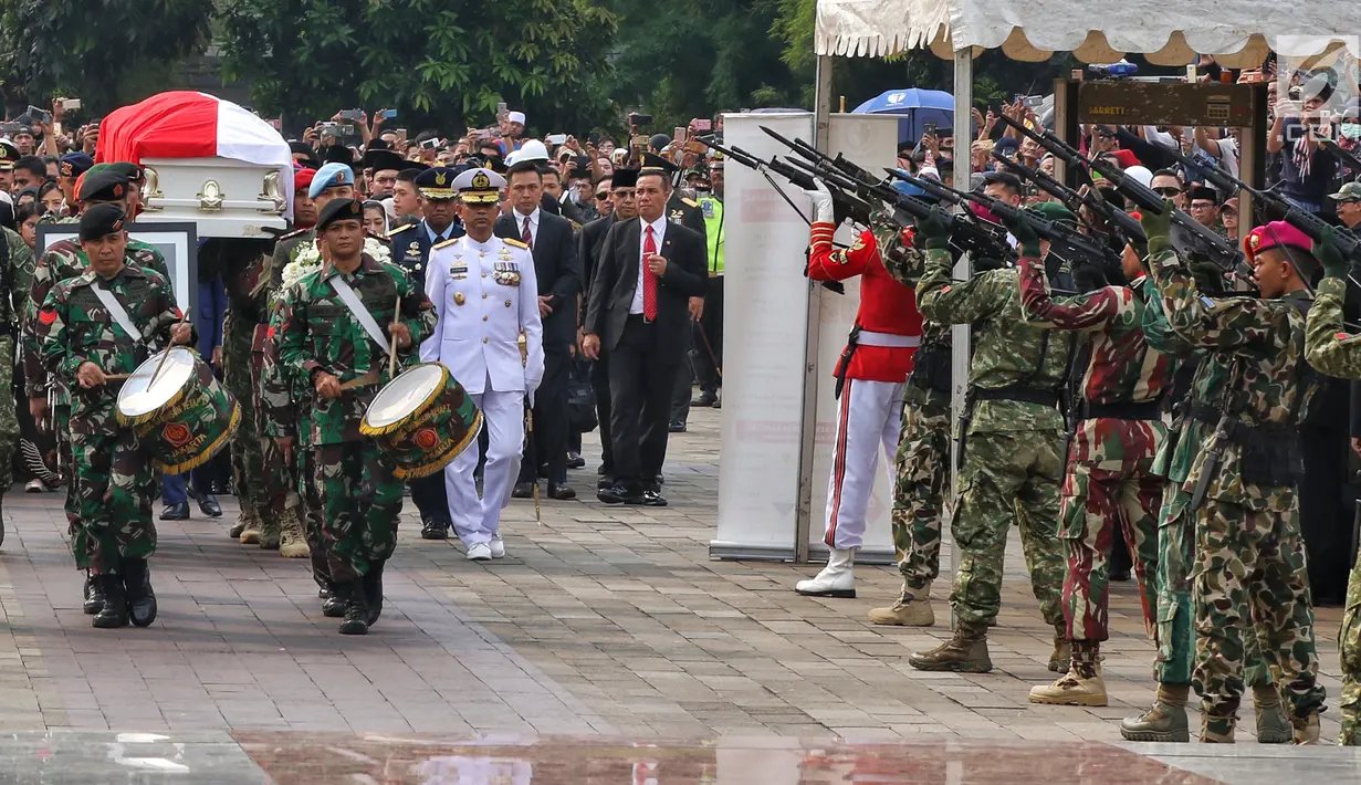 Prajurit TNI melepaskan tembakan ke udara saat prosesi pemakaman istri presiden ke-6 RI Susilo Bambang Yudhoyono (SBY), Ani Yudhoyono di TMP Kalibata, Jakarta, Minggu (2/6/2019). Ani Yudhoyono dimakamkan secara militer. (Liputan6.com/JohanTallo)