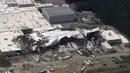 Pabrik Pfizer rusak setelah tornado melewati wilayah tersebut di Rocky Mount, N.C. pada Rabu, 19 Juli 2023. (WTVD via AP)