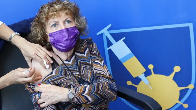 Israel Mulai Berikan Vaksin Covid-19 Dosis Keempat ke Lansia