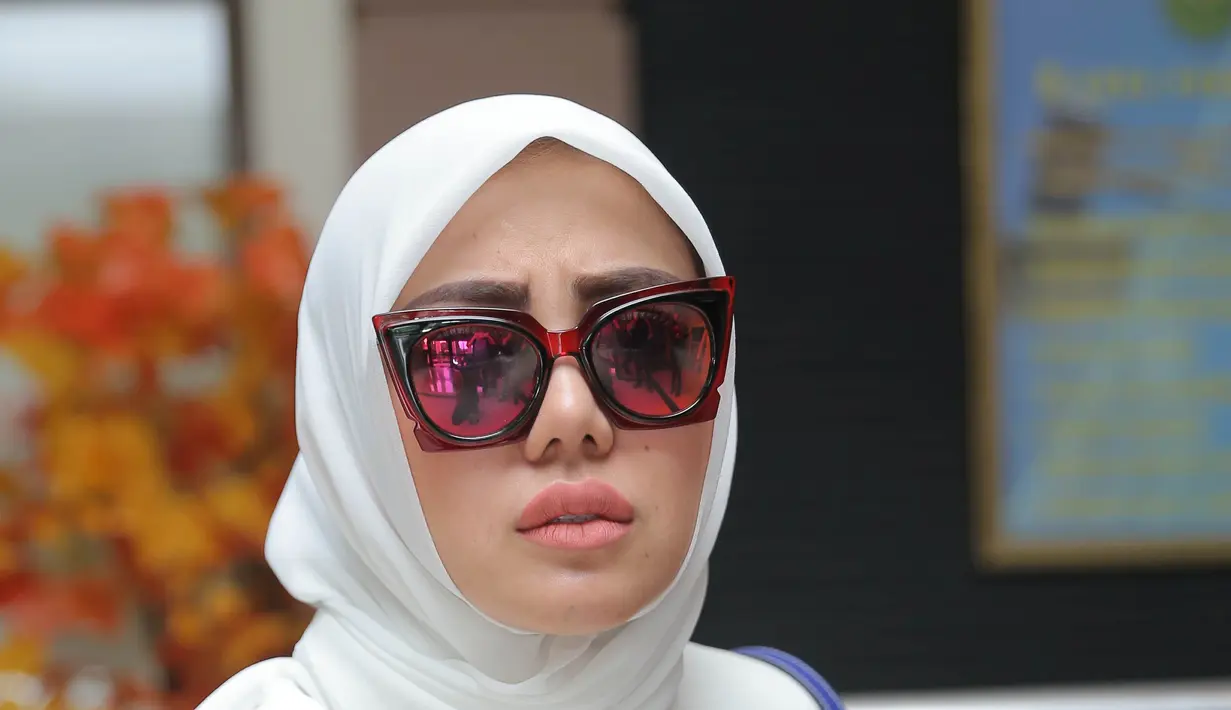 Dalam sidang yang beragendakan putusan itu, Bella Shofie kembali hadir. Datang dengan busana terusan warna putih, ketat, dengan jilbab putih dan berkaca mata gelap. (Andy Masela/Bintang.com)