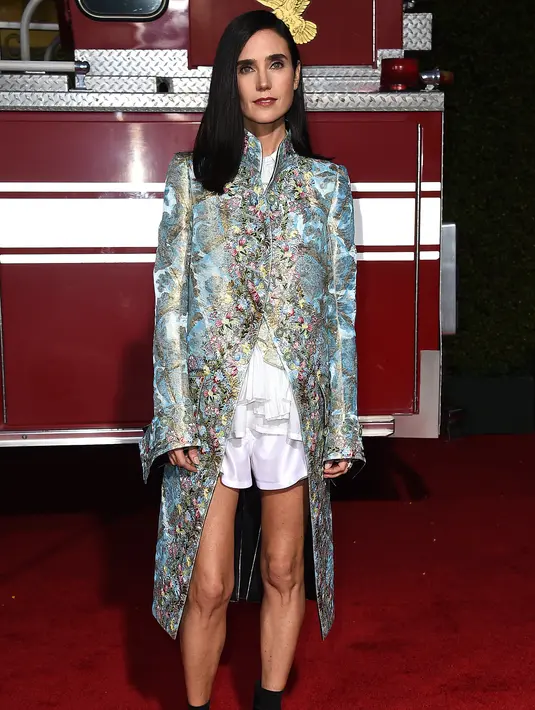 Aktris Jennifer Connelly berpose saat menghadiri pemutaran perdana "Only The Brave" di Los Angeles, California, AS, (8/10). Aktris 46 tahun ini tampil dengan celana pendek berwarna putih. (Photo by Jordan Strauss/Invision/AP)