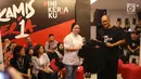Wakil Ketua TKN Jokowi-Ma'ruf Amin, Rosan Roeslani memberikan kaus kepada Menko PMK Puan Maharani pada talk show bertema "Human Development Empowering Women in Today's Society” di Kerja @86 Hub, Jakarta, Kamis (21/2). (Liputan6.com/Fery Pradolo)