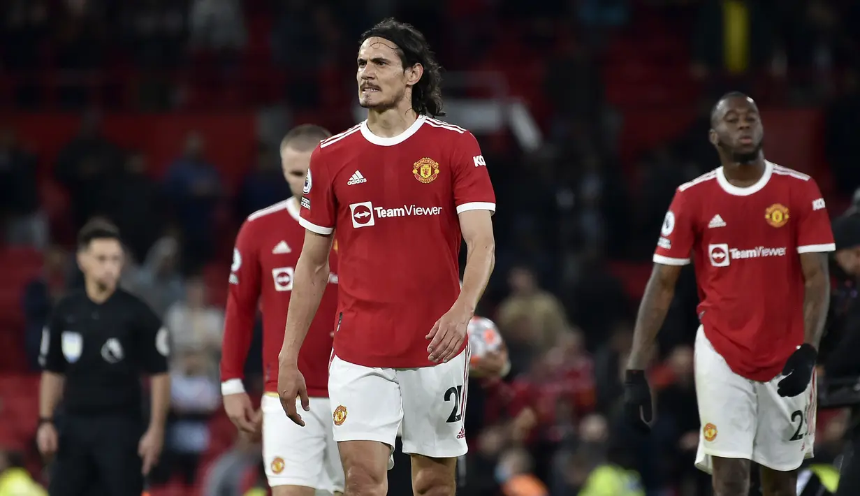 Edinson Cavani. Nasibnya berubah usai kedatangan Cristiano Ronaldo musim ini. Dirinya jadi lebih akrab dengan bangku cadangan dan baru tampil 6 kali di semua ajang. Ia belum mampu memaksimalkan perannya yang baru sebagai pemain pengganti hingga belum mencetak 1 gol pun musim ini. (AP/Rui Vieira)