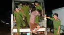 Petugas berhasil menangkap pecandu narkoba yang melarikan diri dari pusat rehabilitasi di Dong Nai, Vietnam, Senin (24/10). Lebih dari 500 pecandu narkoba kabur menjebol dinding lalu merusak jendela menggunakan tongkat dan alat pemadam kebakaran (STR/AFP)