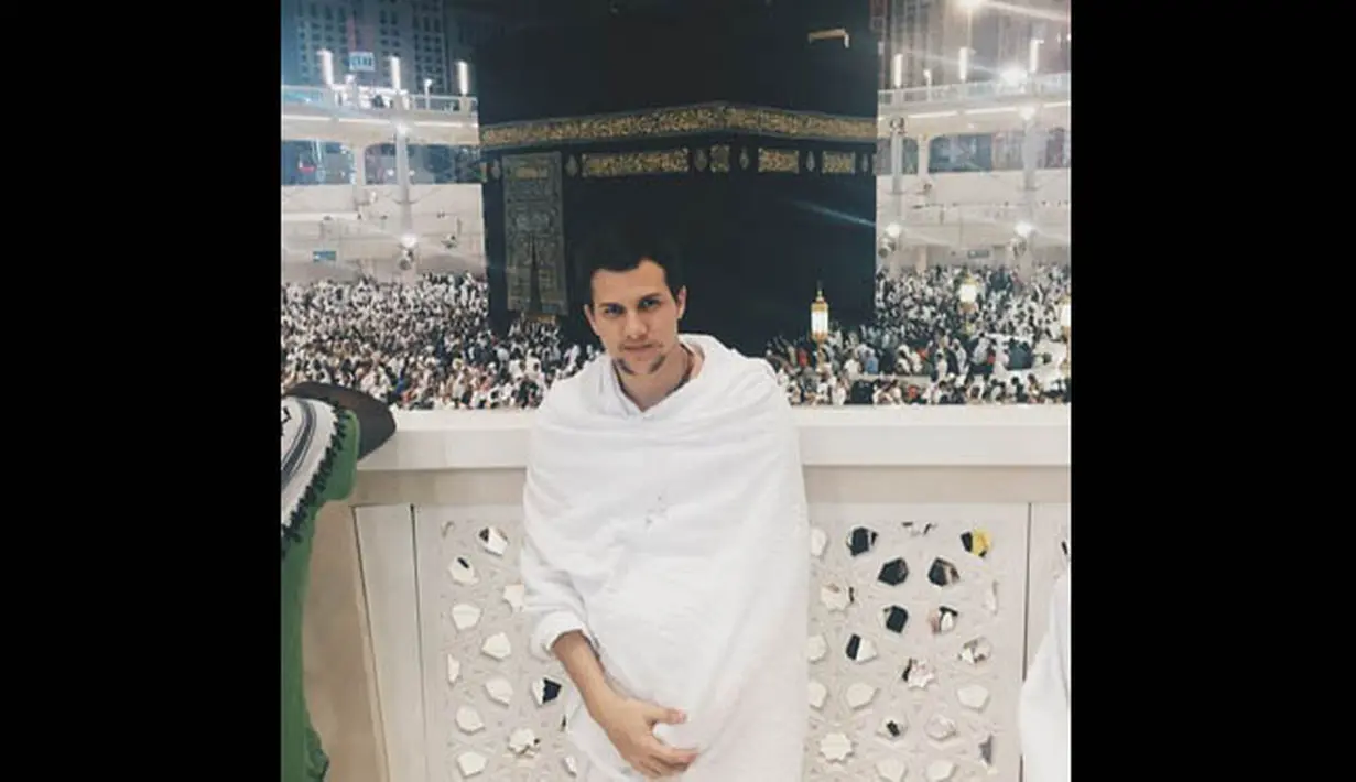 Stuart Collin juga memposting foto dirinya dalam balutan kain ihram dengan latar belakang kaabah.(instagram.com/stuartcollin)