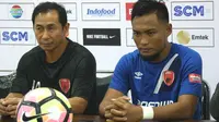 Asisten pelatih PSM Makassar, Imran Amirullah (kiri) memberi keterangan usai kalah dari Sriwijaya FC (Liputan6.com/Kukuh Saokani)
