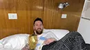 Kapten dan penyerang Argentina Lionel Messi berpose dengan Trofi Piala Dunia 2022 di tempat tidur di pusat pelatihan AFA di Ezeiza, Buenos Aires, Argentina pada 20 Desember 2022. Momen Messi ini viral di media sosial. Unggahan tersebut telah mengumpulkan lebih dari empat juta likes hanya dalam 15 menit. Hanya dalam waktu satu jam, foto Messi telah mencapai 19 juta likes. (Instagram/leomessi)