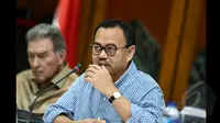 Menteri Energi Sumber Daya Mineral (ESDM), Sudirman Said (kanan) memberikan keterangan Terkait izin ekspor PT Freeport Indonesia, di gedung Kementrian ESDM, Jakarta, Minggu (25/1/2015). (Liputan6.com/Faisal Fanani)