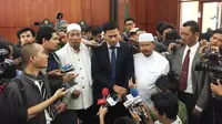 Juru Bicara Eks Hizbut Tahrir Indonesia (HTI) Ismail Yusanto dan pengacara. (Liputan6.com/Muhammad Radityo Priyasmoro)