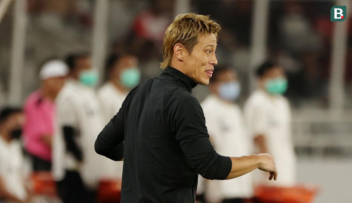 Mantan bintang Timnas Jepang itu begitu aktif memberi arahan dan sesekali meneriaki pemainnya dari pinggir lapangan. (Bola.com/Abdul Aziz)