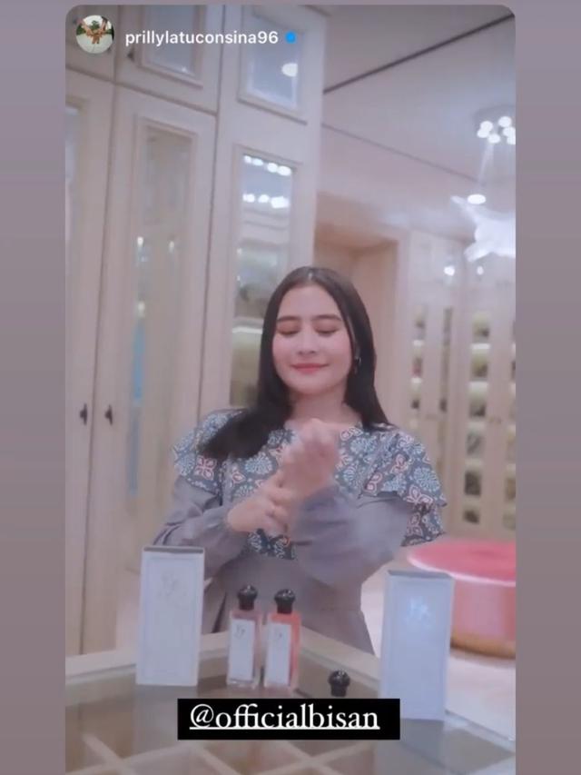 Prilly Latunconsina menggunakan parfum Bisan