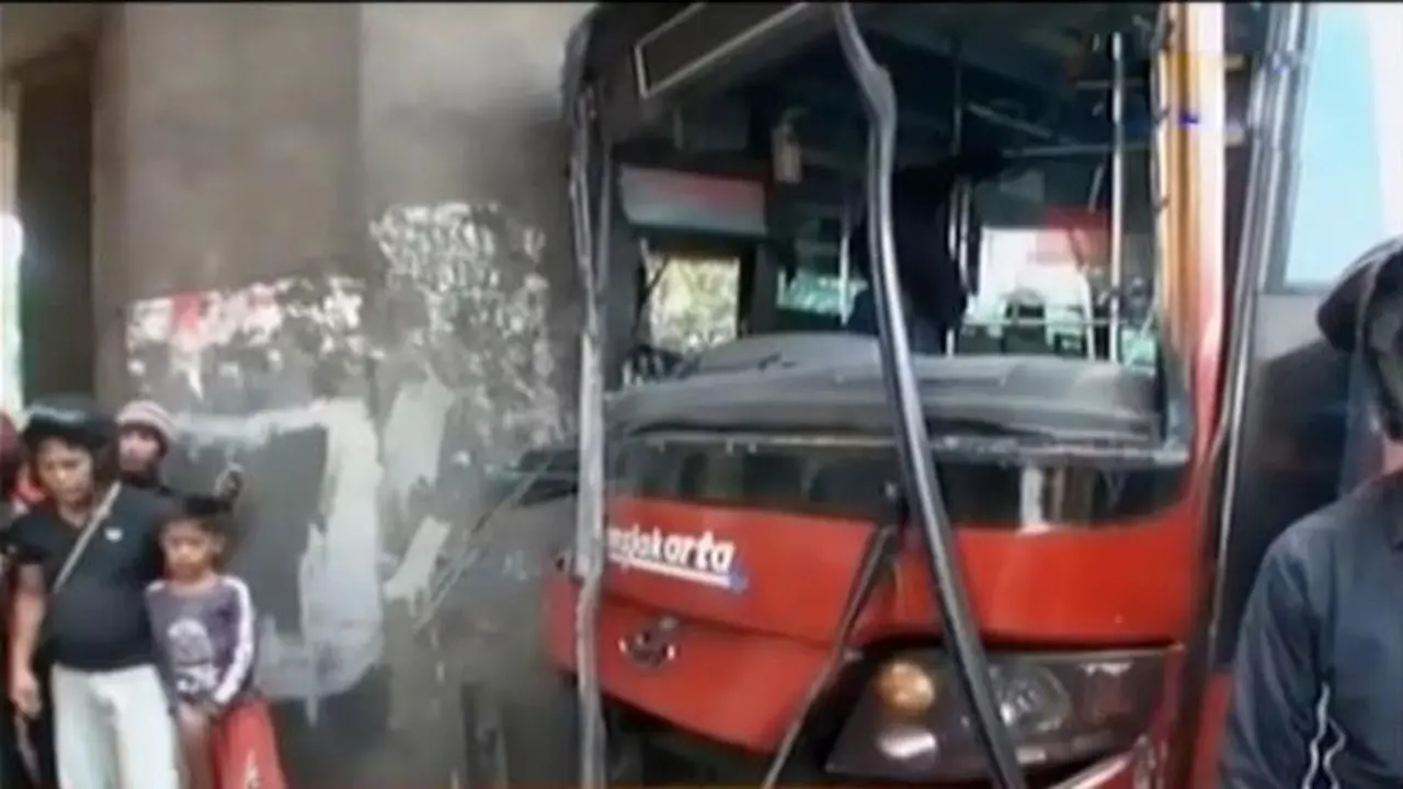 Seorang Wanita Tewas Tertabrak Transjakarta Koridor 9