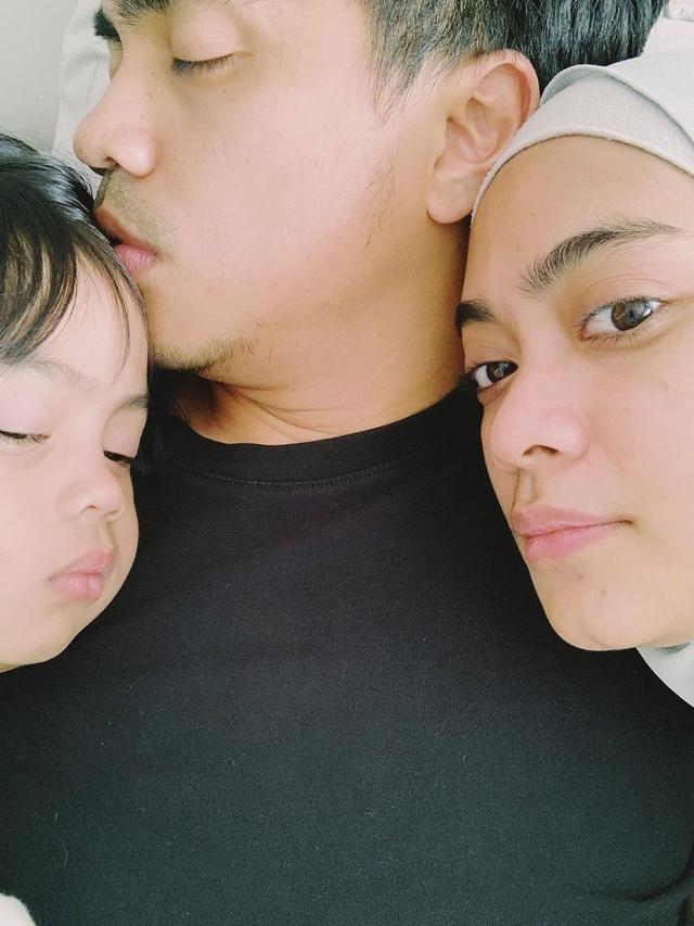 Ayudia Bing Slamet, Ditto Percussion, dan anak. (Foto: Instagram @ayudiac)