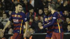 Pemain Barcelona, Wilfrid Kaptoum (tengah) merayakan golnya bersama rekan-rekannya pada leg kedua semifinal Copa Del Rey di Stadion Mestalla, Valencia, Kamis (11/2/2016) dini hari WIB. (AFP/Jose Jordan)