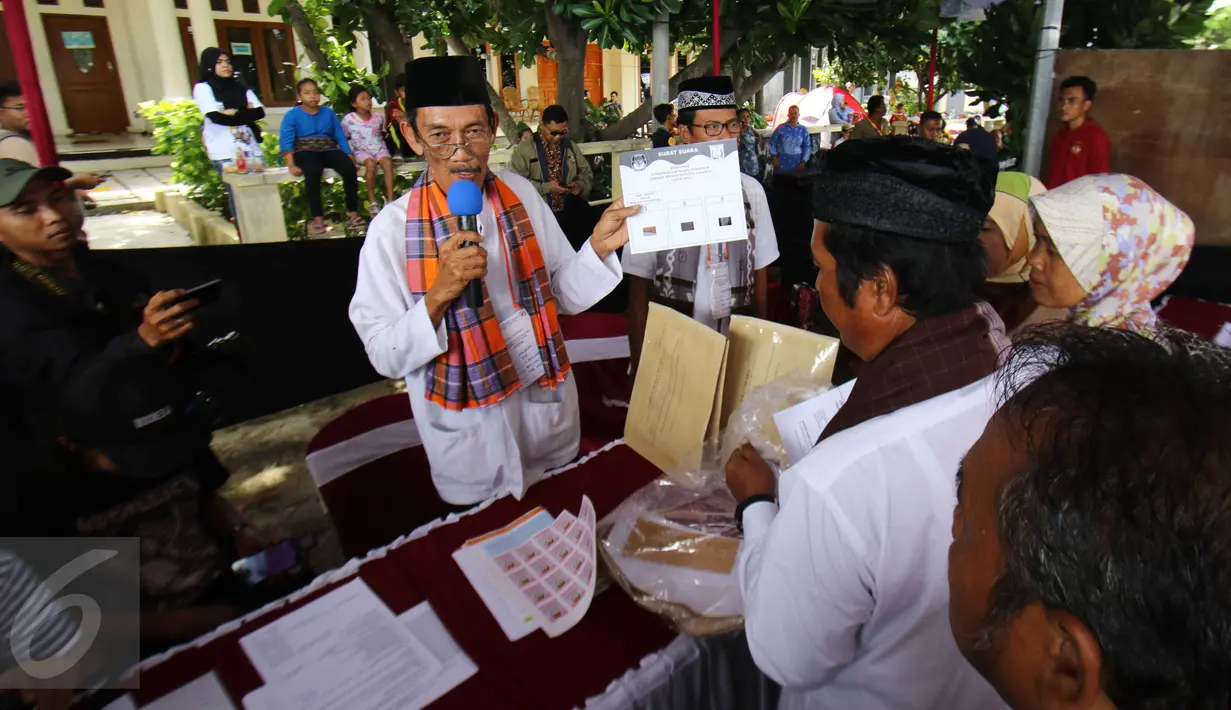 Panitia memperlihatkan surat suara saat simulasi Pemungutan Suara di Pulau Pramuka, Kepulauan Seribu, Jakarta, Sabtu (4/2). Simulasi dilakukan demi menjaga ke utuhan prosedur yang ditentukan KPU RI. (Liputan6.com/Helmi Afandi)