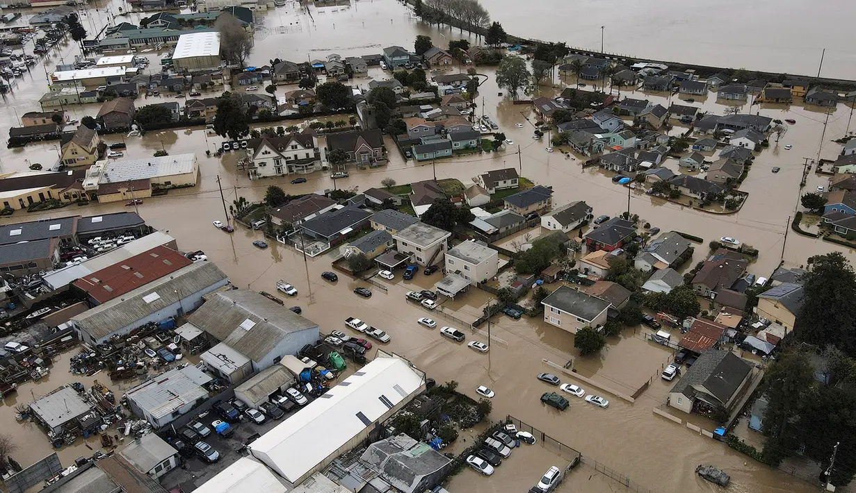 Foto udara menunjukkan sebagian besar Kota Pajaro, California, Monterey County, terendam air banjir tepat di seberang Sungai Pajaro dari Watsonville, California, Amerika Serikat, 12 Maret 2023. Selain banjir, hujan dan salju juga berpotensi kembali menerjang wilayah tersebut. (Shmuel Thaler/The Santa Cruz Sentinel via AP)