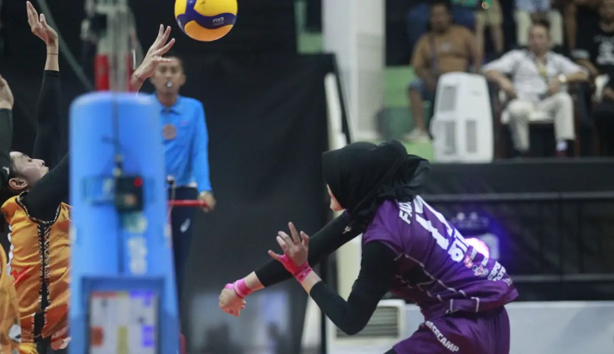 <p>Pemain Jakarta BIN, Wilda Siti Nurfadhilah melepaskan spike saat menghadapi Jakarta Popsivo Polwan pada laga putaran pertama final four PLN Mobile Proliga 2024 di GOR Bung Tomo, Surabaya, Minggu (7/7/2024). Jakarta BIN menang 3-0 (25-13, 37-35, 26-24). (Dok. PBVSI)</p>