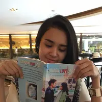 Usai menyelesaikan syuting film London Love, Dimas Anggara dan Michelle Ziudith pamer novel London Love Story. 