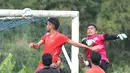 Pemain Persija Jakarta, William Pacheco (kiri), menyundul bola saat dihadang kiper Villa 2000 di Lapangan POR Pelita Jaya, Sawangan, Sabtu (23/4/2016). (Bola.com/Nicklas Hanoatubun)