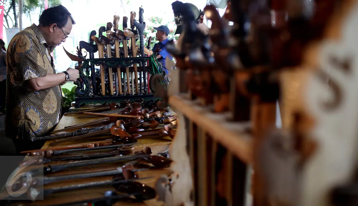 Pameran keris ini merupakan rangkaian acara peringatan Hari Keris Nasional sekaligus internasional yang jatuh setiap tanggal 19 April, Jakarta, Kamis (4/5). (Liputan6.com/Johan Tallo)  