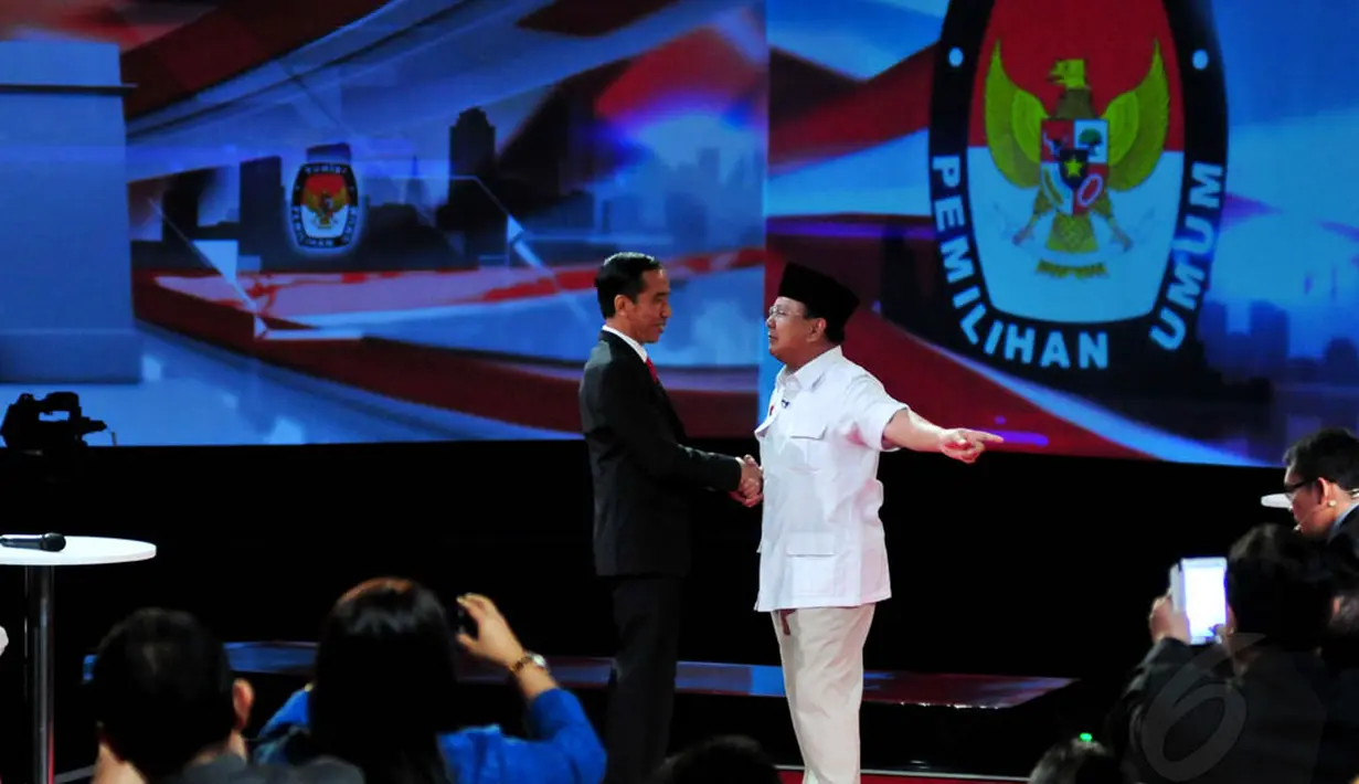 Jokowi dan Prabowo Subianto saat debat capres, Minggu (15/6/14) (Liputan6.com/Johan Tallo)
