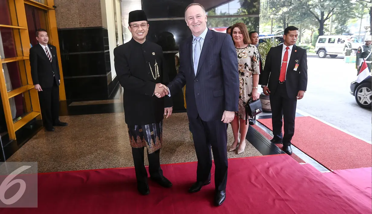 Mendikbud Anies Baswedan menerima PM Selandia Baru John Phillip Key di Kementerian Pendidikan dan Kebudayaan, Jakarta, Senin (18/7). Kunjungan tersebut dalam rangka peluncuran  kerjasama pendidikan anak usia dini. (Liputan6.com/Faizal Fanani)