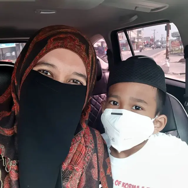 Kini Jualan Rendang, Ini 6 Potret Terbaru Mantan Istri Ustaz Abdul Somad