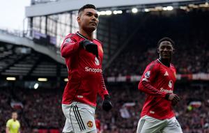 Selebrasi Casemiro usai dirinya berhasil mencetak gol pembuka ketika Manchester United menang atas Fulham di Old Trafford, Minggu (1/2/2026) malam WIB. (AP Photo/Martin Rickett)