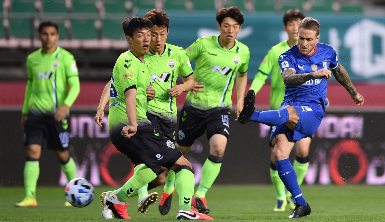 Pemain Suwon Samsung Blue Wings, Adam Taggart, melepaskan tendangan pada laga K-League Korea Selatan di Jeonju World Cup Stadium, Jeonju, Jumat (8/5/2020). Jeonbuk menang 1-0 atas Suwon. (AFP/Jung Yeon-je)