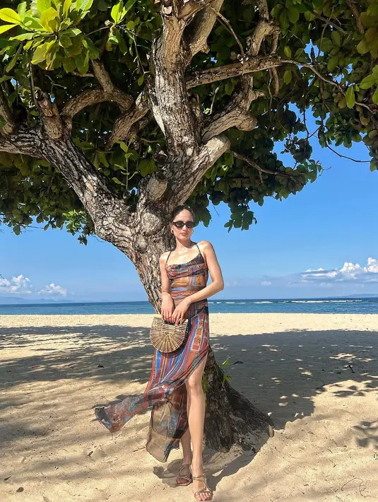 Terakhir, Cinta Laura tampil lebih berani menikmati pantai dengan dress semi transparan [@claurakiehl]
