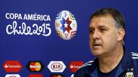 KESAL - Gerardo Martino kesal dengan gaya permainan timnas Argentina. (REUTERS/Marcos Brindicci)
