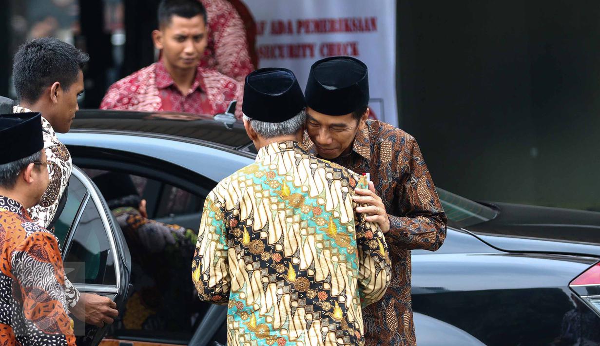 Presiden Joko Widodo tiba di Kantor Pimpinan Pusat Muhammadiyah, Jakarta, Selasa (8/11). Kunjungan Presiden Jokowi ke PP Muhammadiyah ini masih dalam rangka melakukan konsolidasi atau dialog dengan ormas Islam. (Liputan6.com/Faizal Fanani)