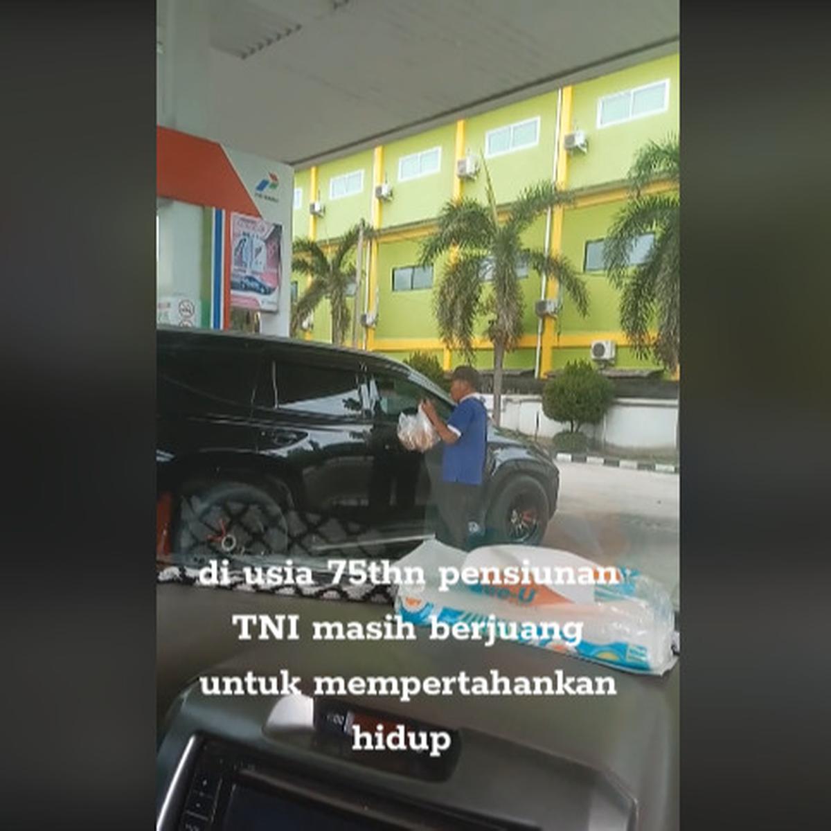 Pensiunan TNI ini Jadi Pedagang Asongan Kerupuk Jengkol di Pinggir Jalan Demi Kebutuhan Hidup