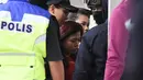 Siti Aisyah (25), WNI tersangka pembunuhan Kim Jong-nam tiba di Pengadilan Sepang, Malaysia, Rabu (1/3). Untuk pertama kalinya Siti Aisyah bisa dilihat publik sejak ditahan pasca-pembunuhan kakak tiri pemimpin Korut Kim Jong-un itu. (Mohd RASFAN/AFP)