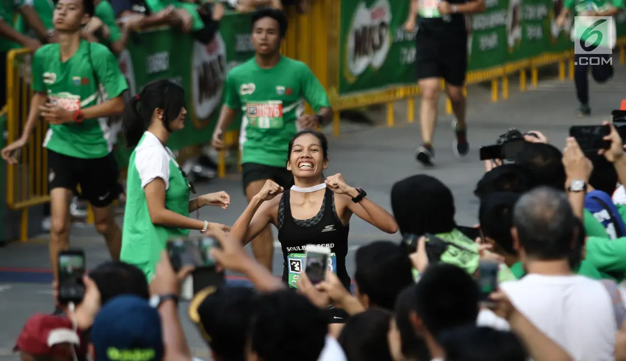 Ekpresi peserta Lomba lari MILO Jakarta International 10K 2017 saat sampai di garis finis, Jakarta, Minggu (23/7). MILO Jakarta International 10K 2017 melombakan tiga kategori yakni 10K, 5K dan Family Run 1,7K. (Liputan6.com/Faizal Fanani)