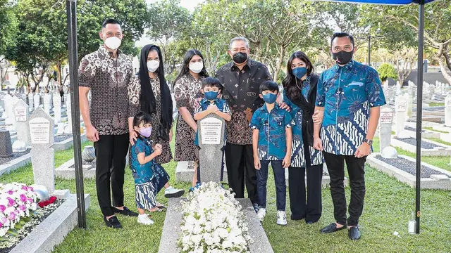 7 Momen SBY dan Keluarga Ziarah ke Makam Ani Yudhoyono di Hari Ultah ke-72