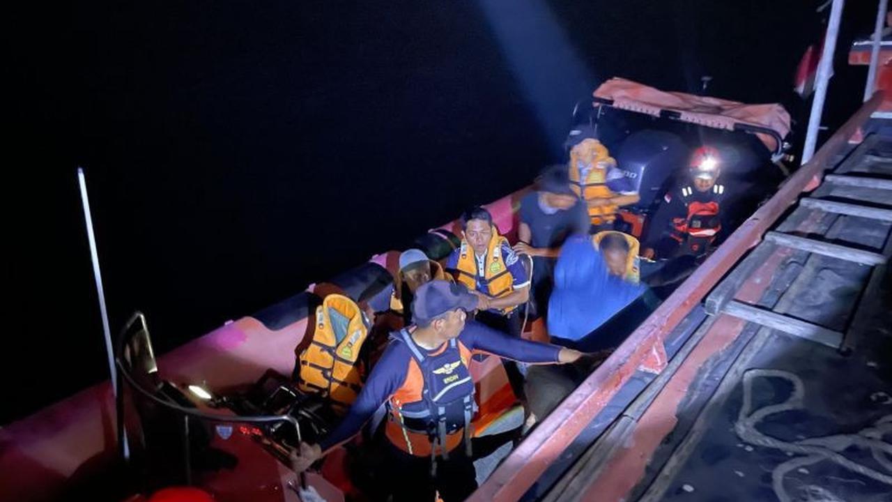 Tim SAR Berhasil Evakuasi 15 Penumpang KM Babasal Star yang Mati Mesin di Banggai Laut