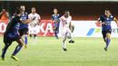 Pemain Persipura Jayapura, Ferinando Pahabol mengecoh para pemain Arema Cronus pada laga grup E Piala Jenderal Sudirman di Stadion Maguwoharjo, Sleman, Minggu (13/12/2015) (Bola.com/Nicklas Hanoatubun) 