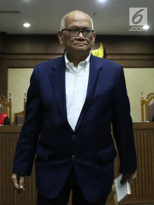 Dorodjatun Kuntjoro-Jakti meninggalkan ruang sidang Pengadilan Tipikor, Jakarta, Kamis (12/7). Dorodjatun batal bersaksi dalam sidang kasus dugaan korupsi penerbitan SKL BLBI dengan terdakwa Syafruddin Arsyad Temenggung. (Liputan6.com/Helmi Fithriansyah)