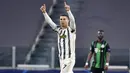 Striker Juventus, Cristiano Ronaldo, melakukan selebrasi usai mencetak gol ke gawang Ferencvaros pada laga Liga Champions di Turin, Rabu (25/11/2020). Juventus menang dengan skor 2-1. (Marco Alpozzi/LaPresse via AP)