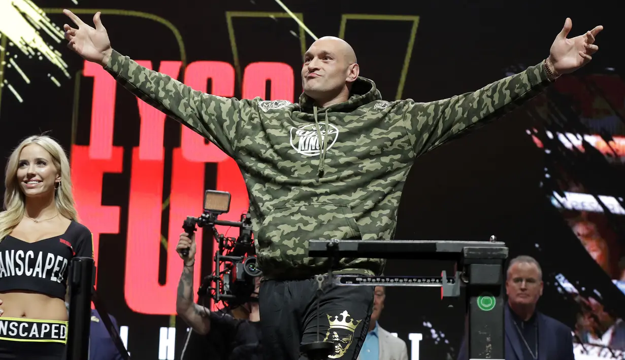 Petinju asal Inggris, Tyson Fury bersiap melakukan penimbangan berat badan untuk pertandingan tinju kelas berat WBC di Las Vegas (21/2/2020). Tyson Fury dan Wilder terlibat keributan saat sesi penimbangan. (AP Photo/Isaac Brekken)